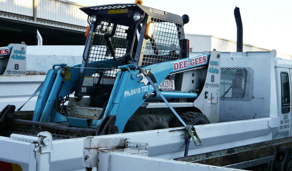 04MiniExcavatoratthebackofTranspotTruck (1) Bobcat & Plant